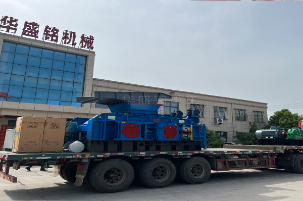 大型(xing)對輥破(po)碎機+振動篩(shai)裝(zhuang)車(che)髮(fa)徃(wang)雲南(nan)