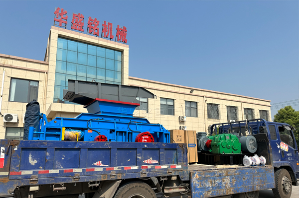 新(xin)疆石英砂(sha)廠投(tou)産(chan)液(ye)壓(ya)對(dui)輥(gun)破(po)碎機(ji)