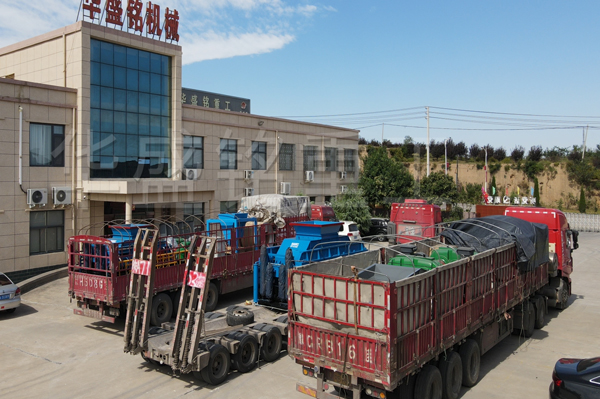 三檯全液(ye)壓(ya)對(dui)輥破(po)碎(sui)機裝(zhuang)車髮(fa)徃(wang)內(nei)矇(meng)古(gu)