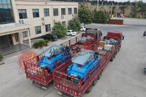 兩(liang)檯全自動(dong)液壓對輥製砂機(ji)髮徃雲南