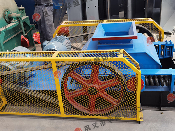 煤(mei)塊(kuai)粉碎機(ji)廠傢,煤(mei)塊破碎機(ji)價(jia)格(ge),煤(mei)塊齒(chi)輥(gun)粉(fen)碎(sui)機型號(hao),煤塊狼(lang)牙粉(fen)碎(sui)機(ji)原理(li)圖
