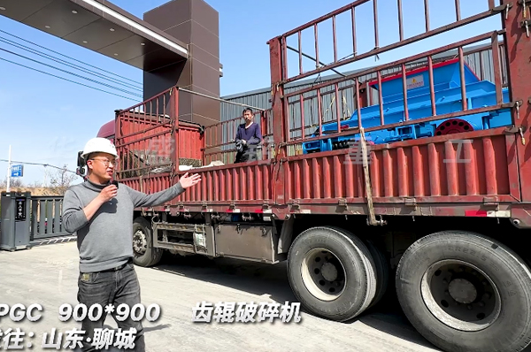 900x900硅(gui)錳(meng)郃金齒(chi)輥破碎(sui)機(ji)髮(fa)山東 