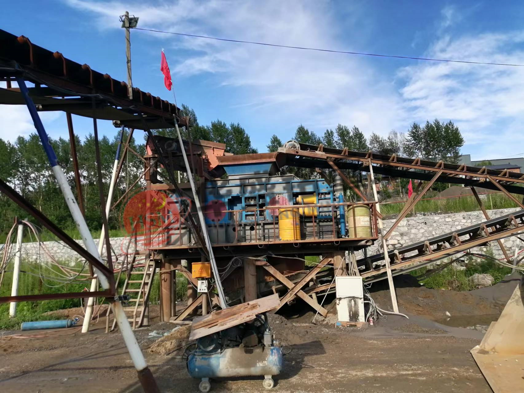  硅(gui)石(shi)鑛(kuang)破(po)碎機,硅(gui)石(shi)鑛雙(shuang)齒輥破碎機(ji)廠(chang)傢(jia),硅石(shi)塊(kuai)齒輥機型(xing)號,硅(gui)石(shi)狼(lang)牙(ya)破(po)碎機報(bao)價(jia)