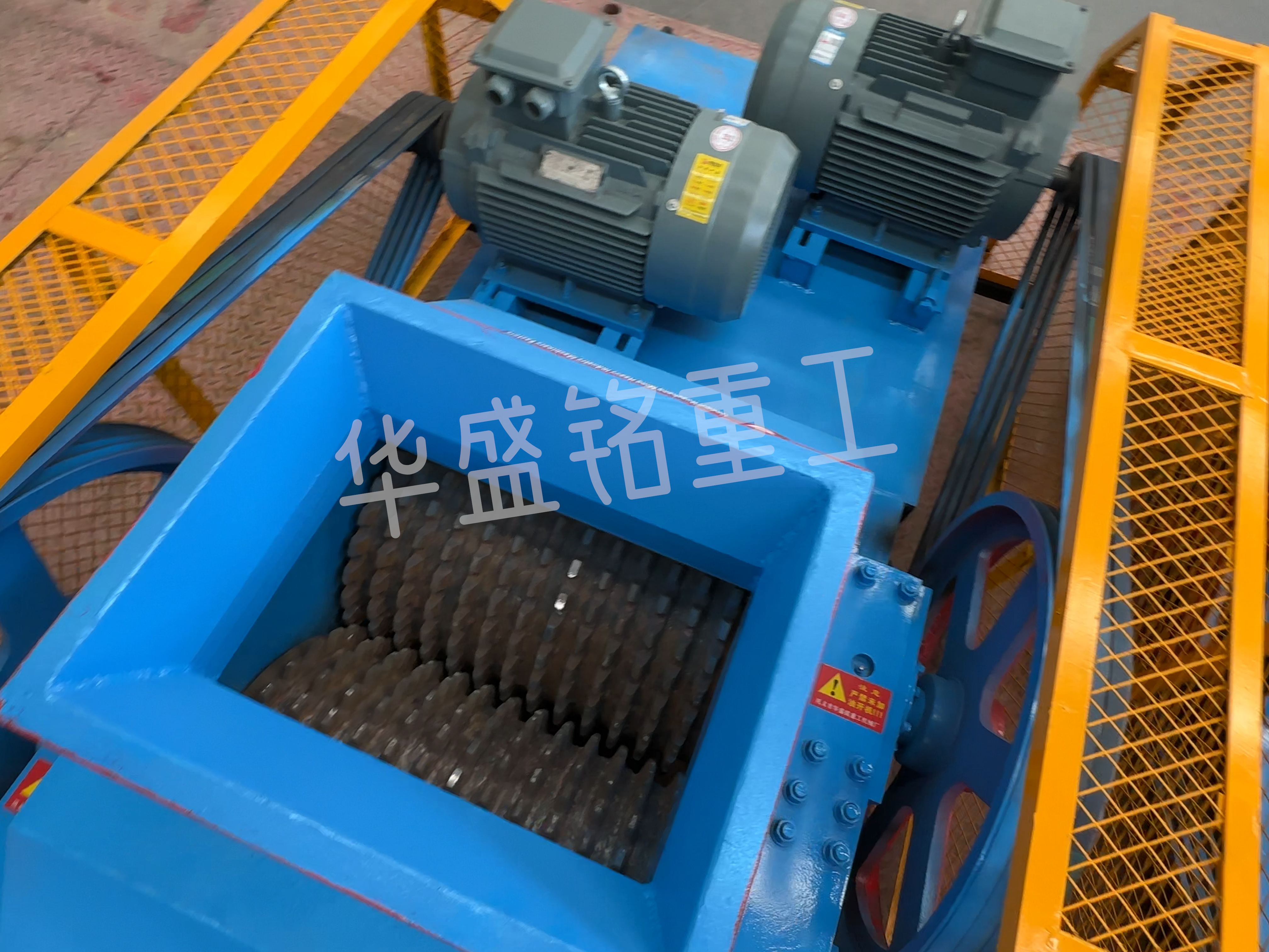 大(da)塊瀝(li)青(qing)料破碎(sui)機,瀝青(qing)銑鑤(bao)料破(po)碎機(ji),瀝青(qing)再生(sheng)料(liao)雙齒(chi)輥破(po)碎(sui)機(ji)廠傢(jia) 
