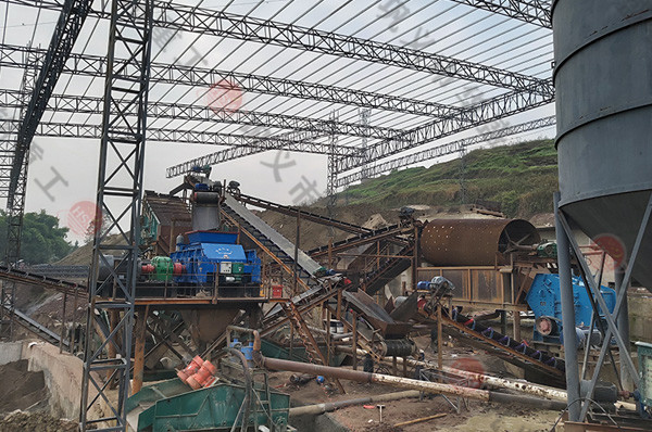 兩(liang)檯(tai)1510全液(ye)壓對輥破碎製砂機