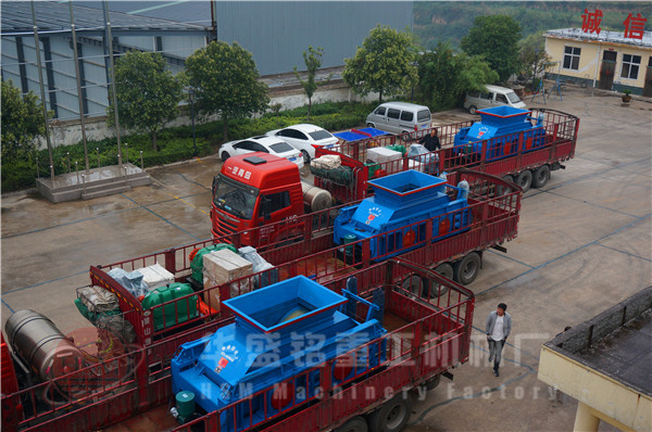 環保(bao)型(xing)對輥(gun)破(po)碎(sui)機(ji)髮(fa)貨(huo)圖